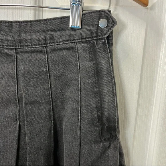 H&M Women Denim Black Pleated Mini Skirt with Removable Chain Detail Size 6 Punk - Picture 2 of 10